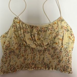 Cute yellow cropped tank-top with flower print!